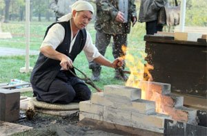 Японский мастер Симада кует меч тати с молитвой за здравие русской земли (фото)